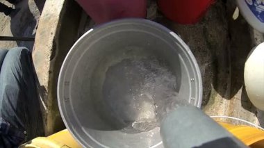 ağır çekim shot kuyuda dolu kova.