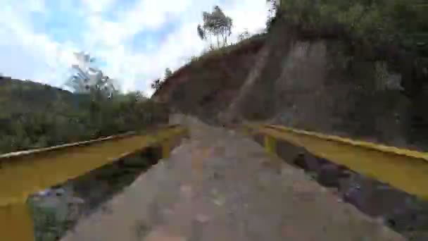Hızlandırılmış bir Dominik Cumhuriyeti'nde çamurlu yol. — Stok video