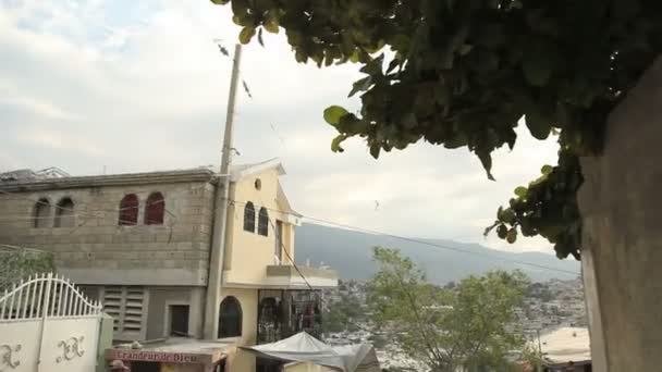 Inclinez-vous devant les gens qui marchent dans les rues de Port au Prince, Haïti . — Video