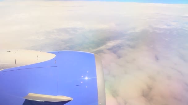 Motor de avión y nubes . — Vídeo de stock