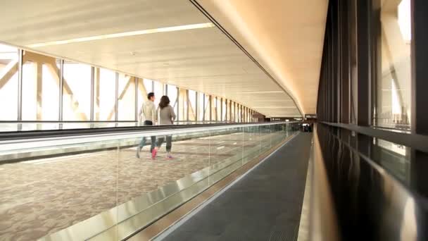 Bewegende wandelpad in luchthaven. — Stockvideo