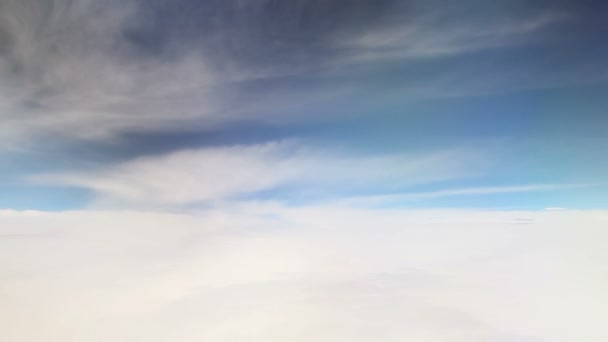 Летающие в облаках . — стоковое видео