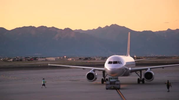 Avião prepara-se para partir — Vídeo de Stock