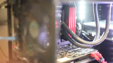 bilgisayar raf odak içinde.