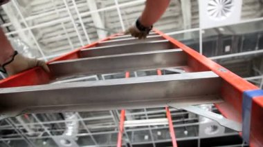 Merdiven tırmanma adam shot düşük.