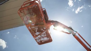 Asansör kovası ve gökyüzü.