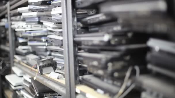 Computadoras antiguas lado rack foco . — Vídeos de Stock