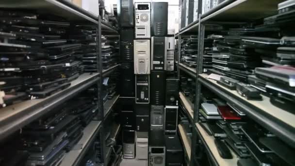 Старые компьютеры толкают в кадре . — стоковое видео