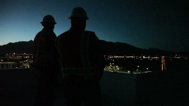 Met uitzicht op de bouwplaats bij zonsopgang. — Stockvideo