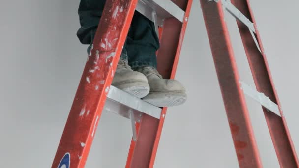Tight shot of man on ladder. — Stock Video