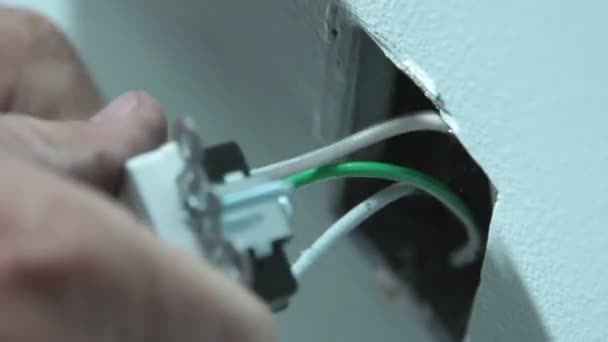 Plug instal apertado . — Vídeo de Stock