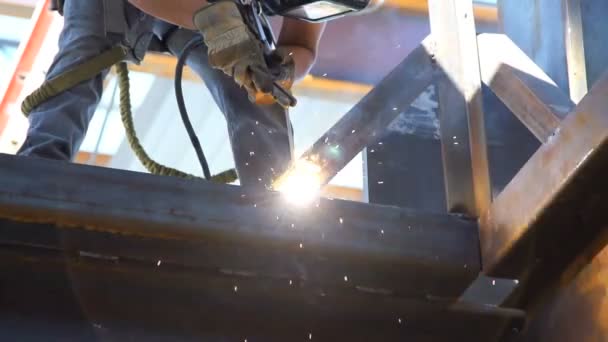 Slow motion tight shot of man welding. — Stock Video