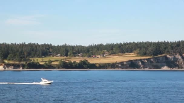 Côte et passage du bateau . — Video