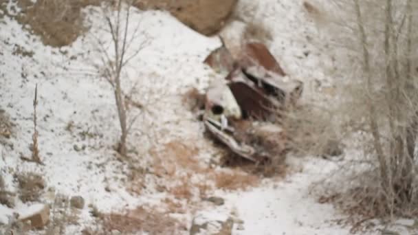 Breite Gepäckträger alter verrosteter Autos. — Stockvideo