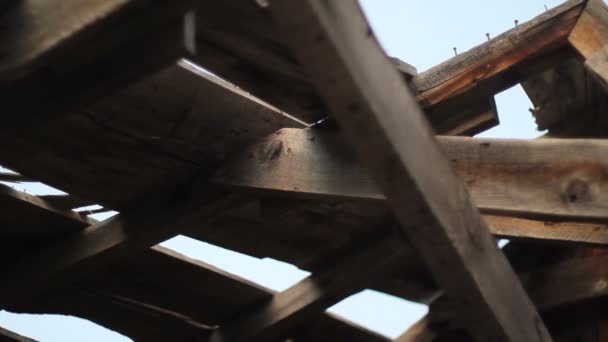 오래 된 목재 지붕의 돌리 샷. — 비디오