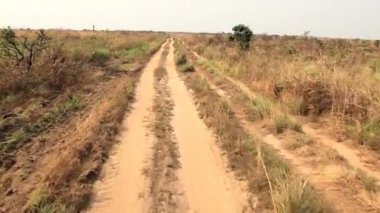 Kongo'da toprak yol sürüş.