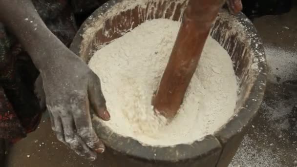Fazendo farinha de mandioca . — Vídeo de Stock