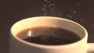 kahve ve şeker ilave edin, çok yavaş hareket.