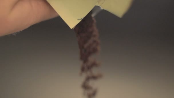 Выливание кофе из мешка супер замедленной съемки . — стоковое видео
