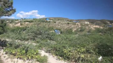 Port au prince, haiti - 17 Aralık 2013: port au prince, haiti eteklerinde bir kuyu, su pompalama kimliği belirsiz kişiler. (içerik yalnızca kullanım.)