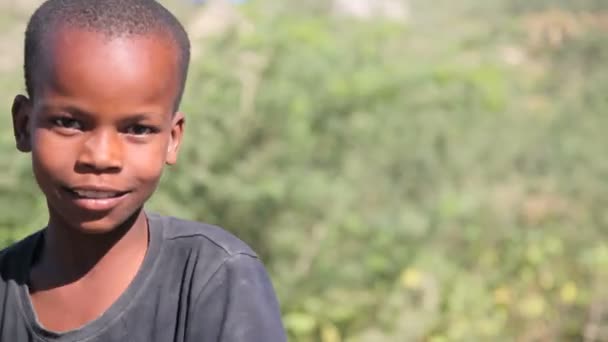 PORT AU PRINCE, HAITI - DEZEMBRO 17, 2013: Menino não identificado bombeando água em poço nos arredores de Porto Príncipe, Haiti. (Apenas para uso editorial .) — Vídeo de Stock