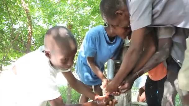 PORT AU PRINCE, HAITI - DEZEMBRO 17, 2013: Pessoas não identificadas coletando água em poço nos arredores de Porto Príncipe, Haiti. (Apenas para uso editorial .) — Vídeo de Stock