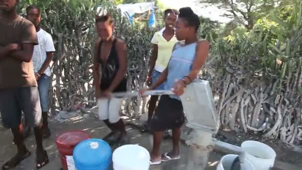 PORT AU PRINCE, HAITI - 17 DICEMBRE 2013: Persone non identificate che raccolgono acqua nel pozzo alla periferia di Port au Prince, Haiti. (Solo per uso editoriale .) — Video Stock