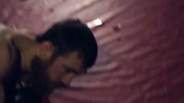 boksör yere düşüyor