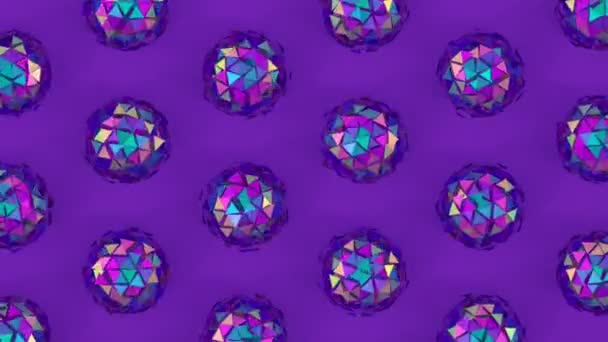 Holographisch Irisierende Metallische Kugeln Die Auf Violettem Hintergrund Rotieren Rendern — Stockvideo