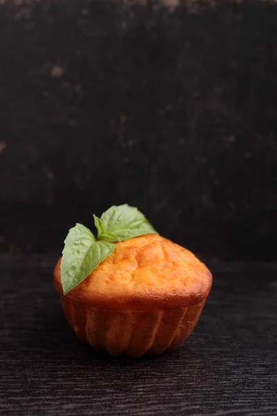 Muffins Fromage Sur Fond Noir Orné Basilic — Photo