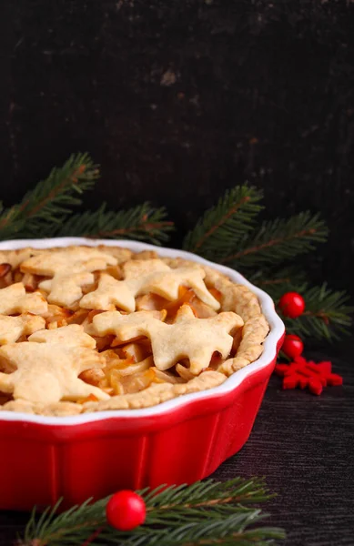 Appeltaart Met Kerstversiering Koekjes Vorm Van Visgraatjes Een Donkere Achtergrond — Stockfoto