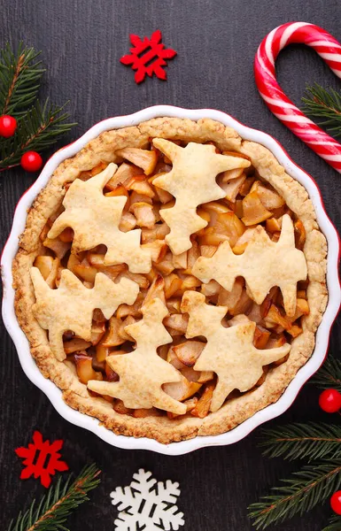 Appeltaart Met Kerstversiering Kerstboomkoekjes Zwarte Bakgrond Bovenaanzicht — Stockfoto