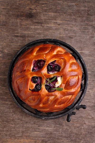 Koyu Arkaplanda Naneyle Süslenmiş Reçelli Çörek Üst Görünüm — Stok fotoğraf