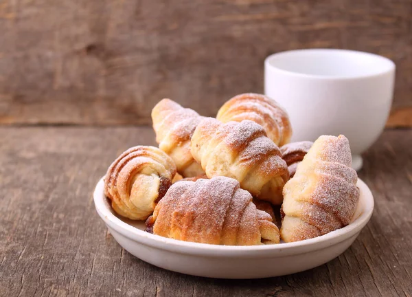 Koekjes Bagels Met Jam Poedersuiker Een Bord Een Donkere Achtergrond — Stockfoto