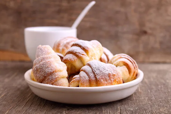 Koekjes Bagels Met Jam Poedersuiker Een Bord Een Donkere Achtergrond — Stockfoto