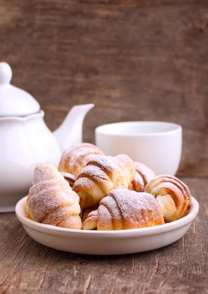 Koekjes Bagels Met Jam Poedersuiker Een Bord Een Donkere Achtergrond — Stockfoto