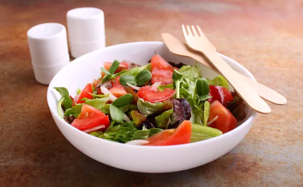 Gesunder Salat Einem Weißen Teller Mit Gemüse Tomaten Und Mikrogrün — Stockfoto