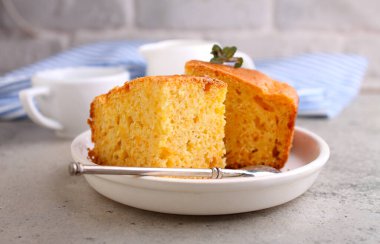 Balkabaklı Semolina keki. Parça parça kesilmiş ve naneyle süslenmiş.