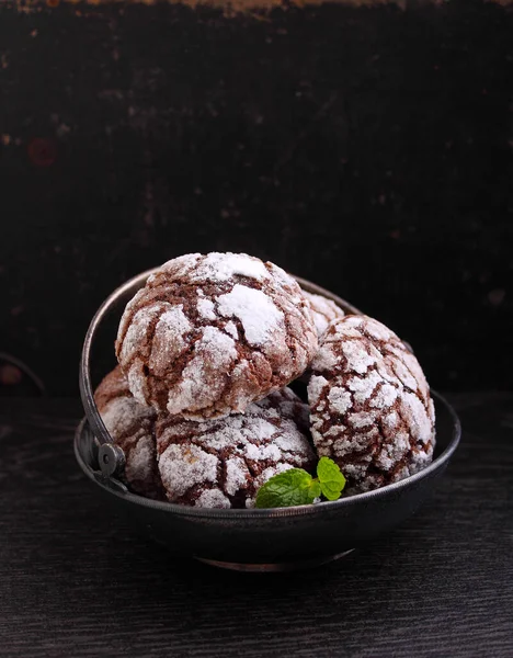 Cookie Uri Crăpături Ciocolată Decorate Mentă Fundal Negru — Fotografie, imagine de stoc