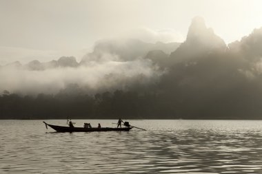 arka planda Dağı ile suda tekne