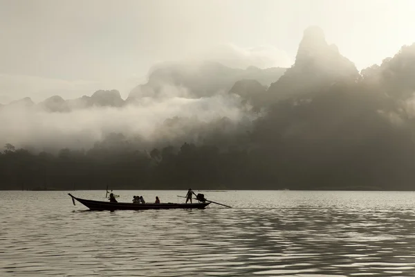 arka planda Dağı ile suda tekne