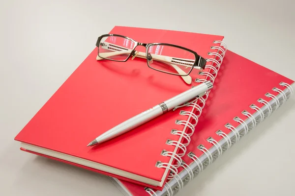 Gafas oftálmicas con portátil y pluma —  Fotos de Stock