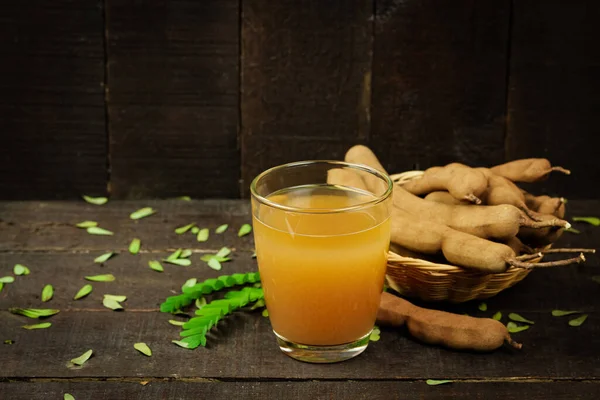Tamarind Juice Glas Och Tamarind Färsk Tropisk Frukt Med Blad — Stockfoto