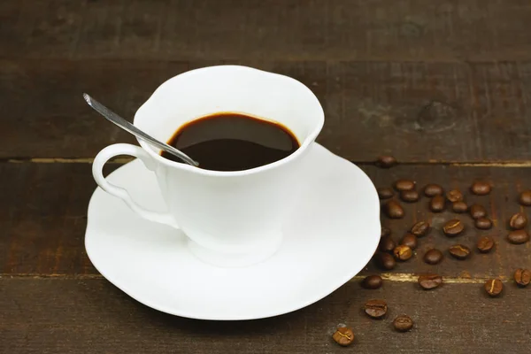 Λευκό Κύπελλο Μαύρου Καφέ Και Κόκκων Καφέ Ξύλινο Φόντο — Φωτογραφία Αρχείου