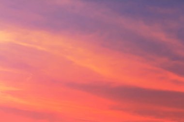 Gökyüzündeki yumuşak bulut arka planda renkli pastel tonlar. Akşamları güneşin ışığı.