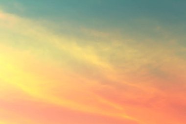 Gökyüzündeki yumuşak bulut arka planda renkli pastel tonlar. Akşamları güneşin ışığı.