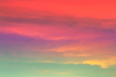 Gökyüzündeki yumuşak bulut arka planda renkli pastel tonlar. Akşamları güneşin ışığı.