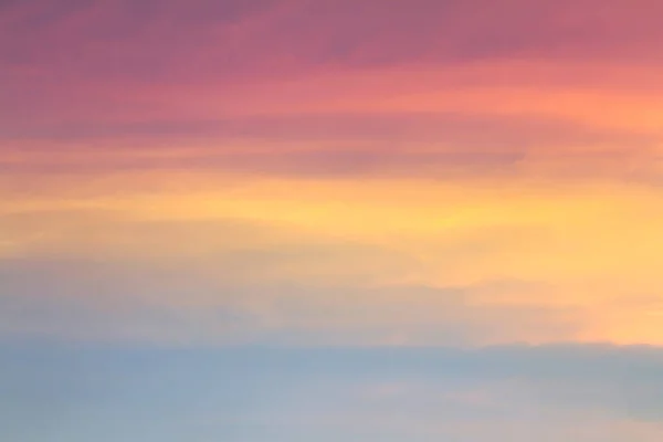 空に柔らかい雲の微妙な背景にカラフルなパステルトーン 夜の太陽の光 — ストック写真