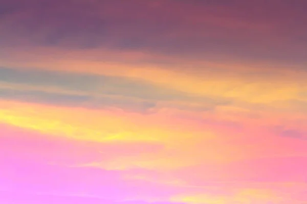 空に柔らかい雲の微妙な背景にカラフルなパステルトーン 午後の太陽の光 — ストック写真