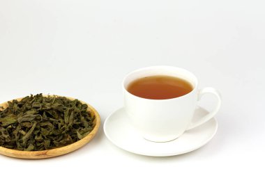 Tulsi ya da beyaz fındıklı kutsal fesleğen çayı. Beyaz arka planda izole edilmiş ahşap tabakta kurumuş tül yaprağı yığını. Hindistan 'da Ayurvedic tıp. Sağlık için iç..